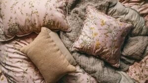 Read more about the article How to Choose a Right Comforter Set: Ultimate Guide