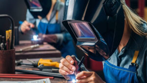 Read more about the article How to Choose a Welding Helmet for Beginners: Top Tips