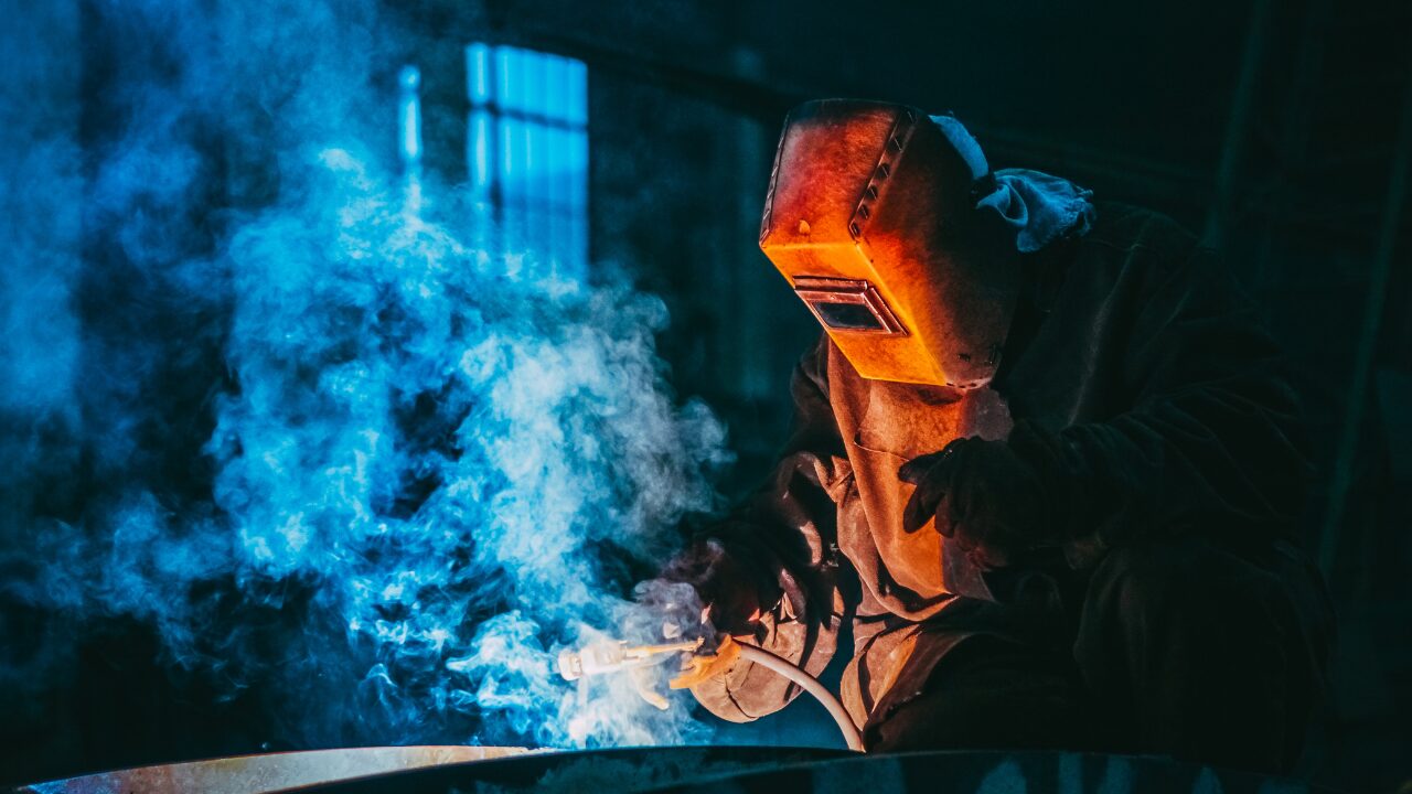 Read more about the article Top Mistakes to Avoid When Welding Thin Metal Sheets: Expert Tips