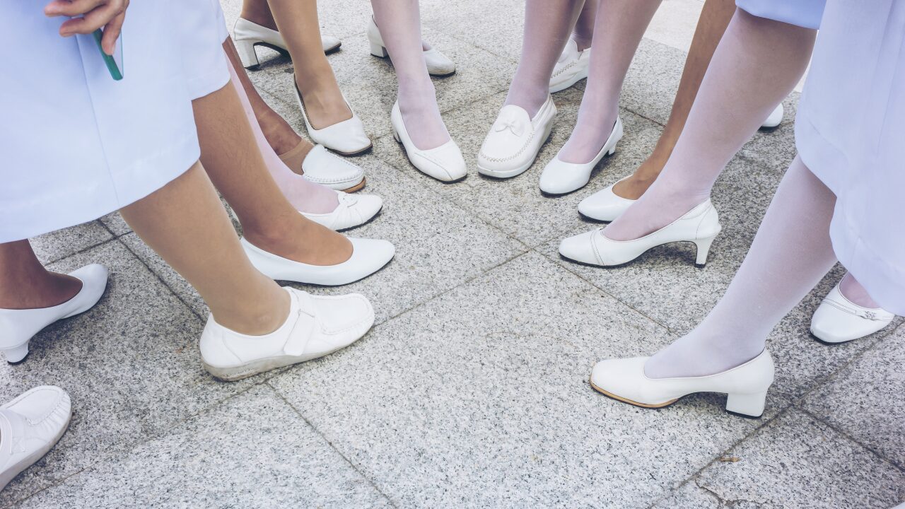 Read more about the article Must-Have Features in Nursing Shoes for 2025: Ultimate Guide