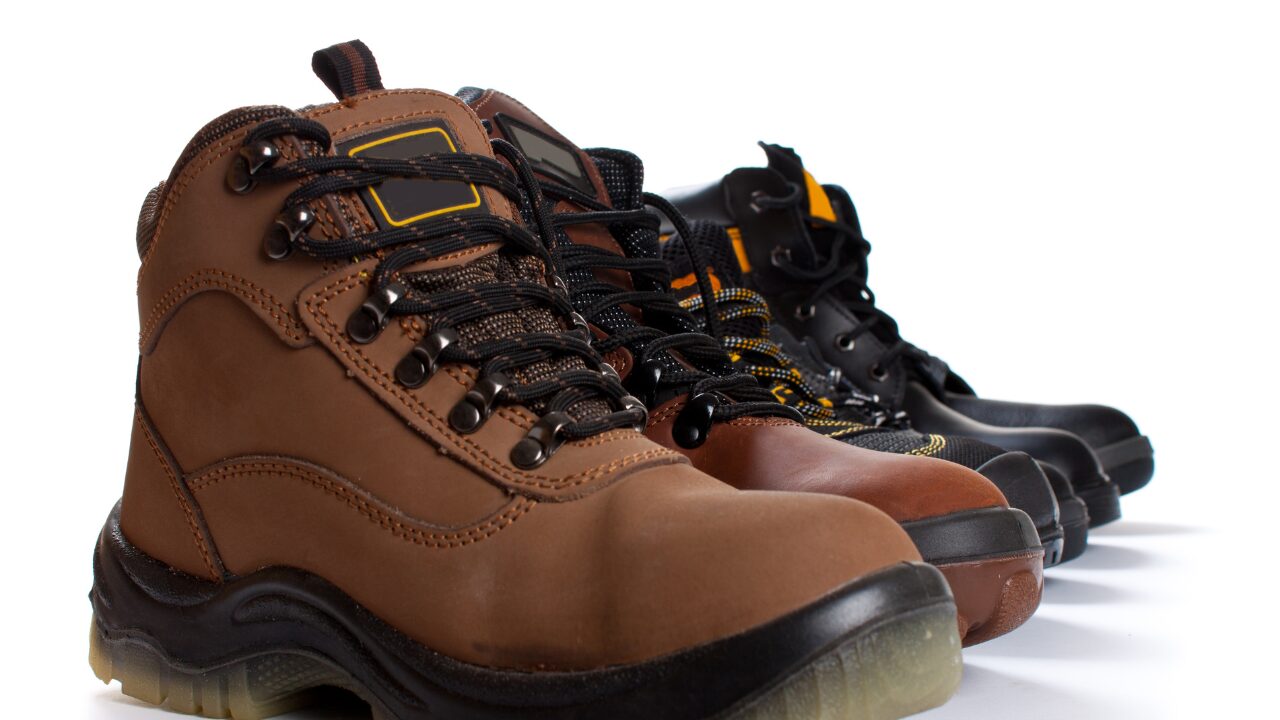 Read more about the article Which Winter Work Boots Offer Superior Ice Traction?
