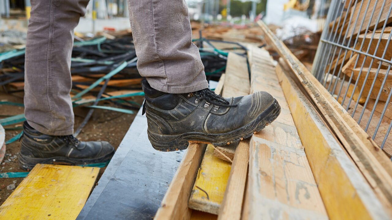 Read more about the article Which Work Shoes Provide the Best Heel Support for Plantar Pain?