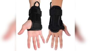 Read more about the article Best Snowboarding Wrist Guards for Ultimate Protection and Comfort